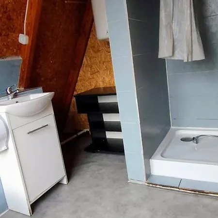 Nad Jeziorem I Pod Lasem Chata *