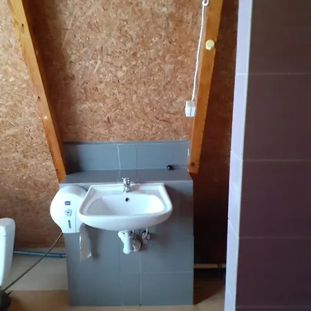 Nad Jeziorem I Pod Lasem Chata