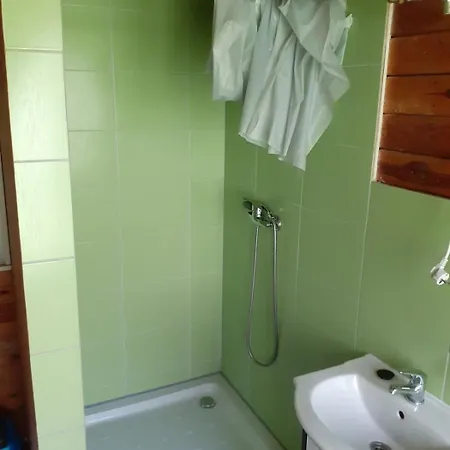 Nad Jeziorem I Pod Lasem Chata *