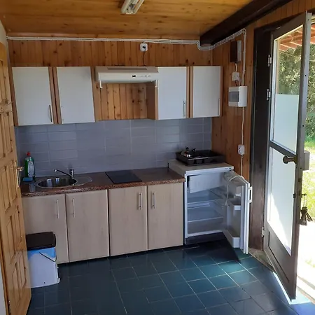 Nad Jeziorem I Pod Lasem Chata *