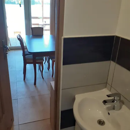 Nad Jeziorem I Pod Lasem Chata *